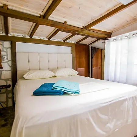 Roxani Aqua Bliss - Serene Garden Getaway *