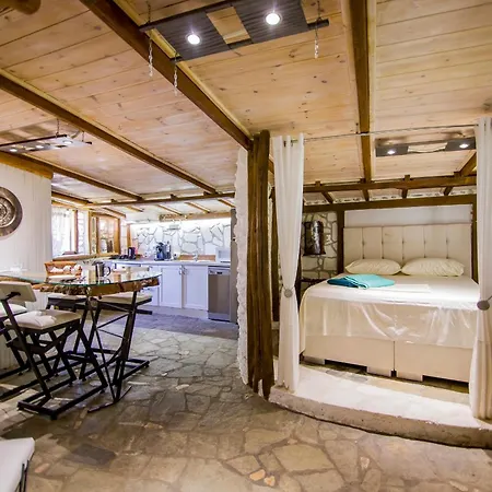 Roxani Aqua Bliss - Serene Garden Getaway * Evkarpia