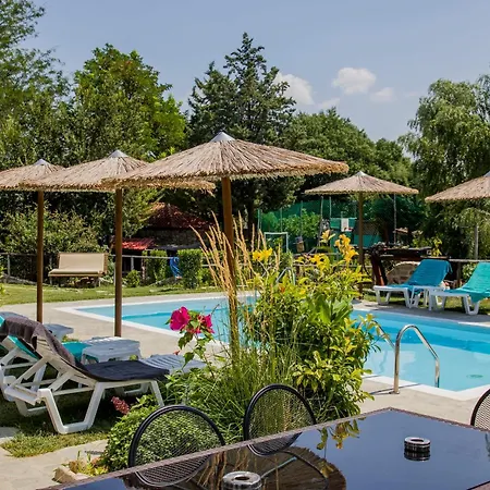 Roxani Aqua Bliss - Serene Garden Getaway 펜션 *